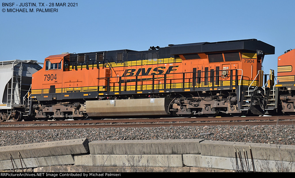 BNSF ES44DC 7904
